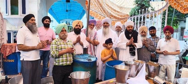 गुरु अर्जन देव जी के शहीदी दिवस पर गुरुद्वारा श्री नानकसर साहब में लगाई गई छबील