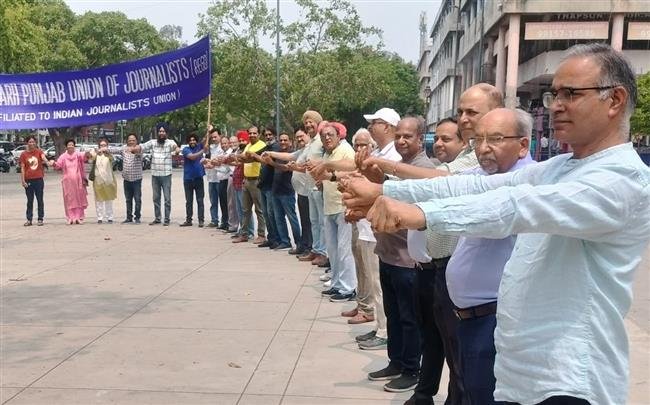 CPUJ FORMS HUMAN CHAIN ON MAY DAY