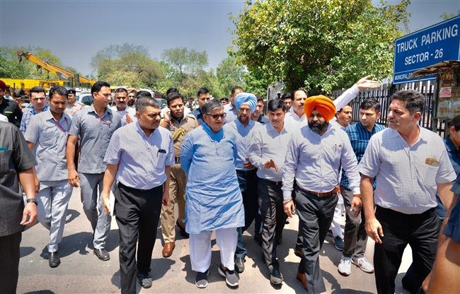 UT ADMINISTRATOR   KATARIA VISITS CHANDIGARH TRANSPORT AREA