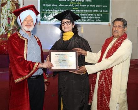 RACHNA SINGH GOT GOLD MEDAL FOR COMING FIRST IN NATUROPATHY AND YOGA