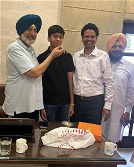 बलबीर सिंह सिद्धू ने प्रतिभाशाली छात्र सजल सिंगला को किया सम्मानित