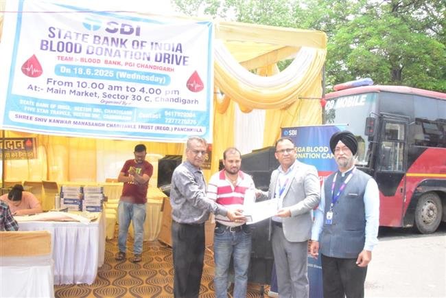 भारतीय स्टेट बैंक ने फाइव स्टार ट्रैवल्स और श्री शिव महासंघ चेरिटेबल ट्रस्ट के सहयोग से रक्तदान शिविर का आयोजन किया