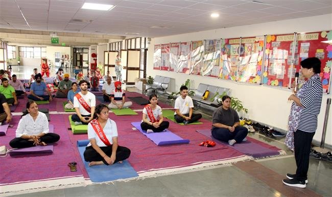 गवर्नमेंट कॉलेज ऑफ़ कॉमर्स एंड बिजनेस एडमिनिस्ट्रेशन ने अंतरराष्ट्रीय योग दिवस उत्साह और संकल्प के साथ मनाया