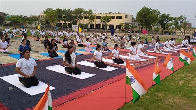 अंतर्राष्ट्रीय योग दिवस पर बीएसएफ जवानों ने मिल किया योग