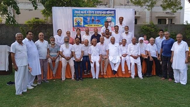 सर्व धर्म योग साधना केंद्र में योग शिविर लगा
