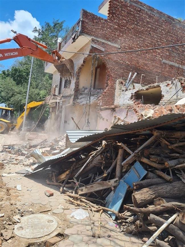 UT CHANDIGARH ADMINISTRATION  SUCCESSFULY CARRIED OUT ANTI ENCROACH MENT  DRIVE IN MANIMAJRA AREA