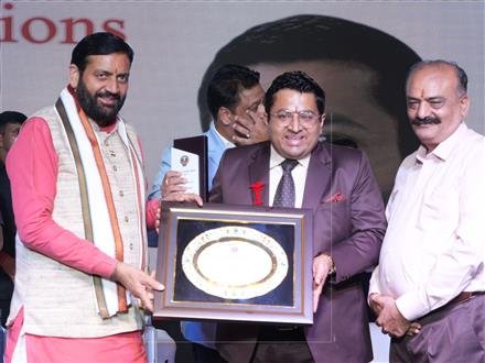 मुख्यमंत्री नायब सिंह सैनी ने वैद्य डॉ. विवेक आहूजा को ‘श्रेष्ठ आयुर्वेदिक चिकित्सक’ सम्मान से किया  सम्मानित