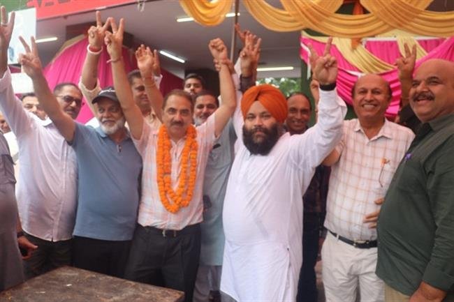 सेक्टर 23 की मार्किट एसोसिएशन के अध्यक्ष पद के चुनाव में मनोज बजाज ने फिर से बाजी मारी