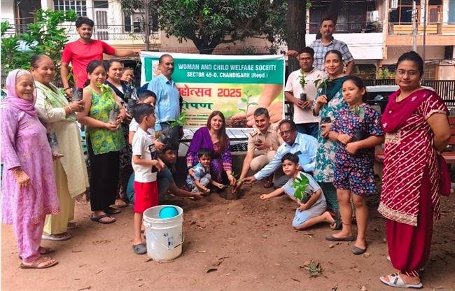 वन महोत्सव 2025: वूमेन और चाइल्ड वैल्फेयर सोसाइटी 45डी चंडीगढ की ओर से सैक्टर 40 के ग्रीन पार्क में पौधारोपण किया