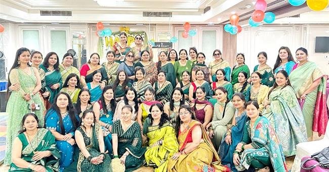 तीज के रंग में रंगी नारी शक्ति