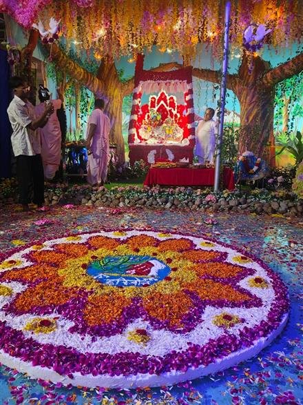 श्री चैतन्य गौड़ीय मठ में राधा-माधव जी का झूलन यात्रा महोत्सव प्रारंभ