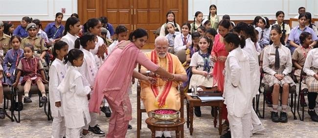 एकल विद्यालयों के छोटे विद्यार्थियों संग प्रधानमंत्री नरेन्द्र मोदी ने मनाया रक्षा बंधन