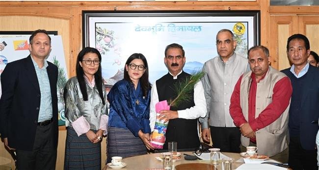 मुख्यमंत्री ने भूटान सरकार को 5000 से अधिक चिलगोजा के पौधे भेंट किए