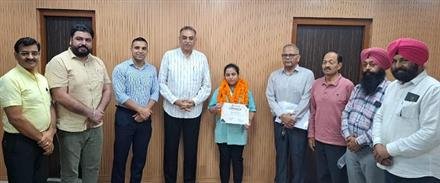 पैरा ताइक्वांडो चैंपियनशिप में गोल्ड मेडल जीतने वाली नेमत कौर को संजय टंडन ने किया सम्मानित