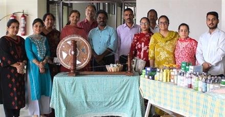 “हर घर तिरंगा” के उपलक्ष्य में एनएसएस पूर्व छात्रों द्वारा खादी प्रदर्शनी एवं स्टॉल प्रस्तुति का आयोजन