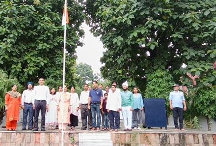 प्रिंसिपल रेणुका टंडन ने फहराया राष्ट्रीय ध्वज