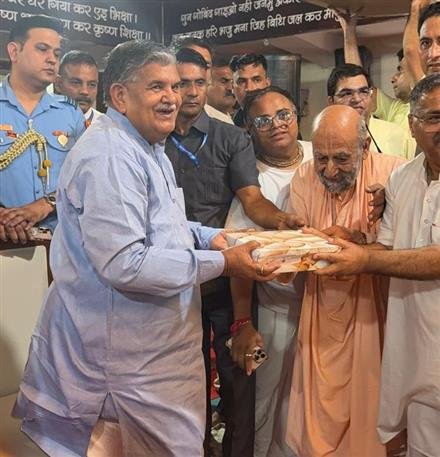 श्री कृष्ण जन्माष्टमी पर प्रशासक गुलाबचंद कटारिया ने लड्डू गोपाल का पंचामृत अभिषेक किया