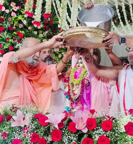 राधा रानी भगवान श्री कृष्ण जी की शक्ति का स्वरूप हैं : स्वामी बामन जी महाराज
