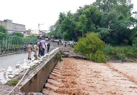 DC, SSP ALONG WITH OFFICERS VISITED SUKHNA LAKE REGULATORY HEAD AND OTHER RAIN-AFFECTED AREAS