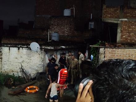 50 FT. EMBANKMENT OF MANGESHPUR DRAIN AT BAHADURGARH, BREACHED, CAUSING FIVE  FEET INUNDATION IN BORDERING LOW LYING AREA