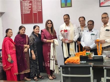 वूमेन एंड चाइल्ड वेलफेयर सोसाइटी ने किया पौधारोपण व सम्मान समारोह