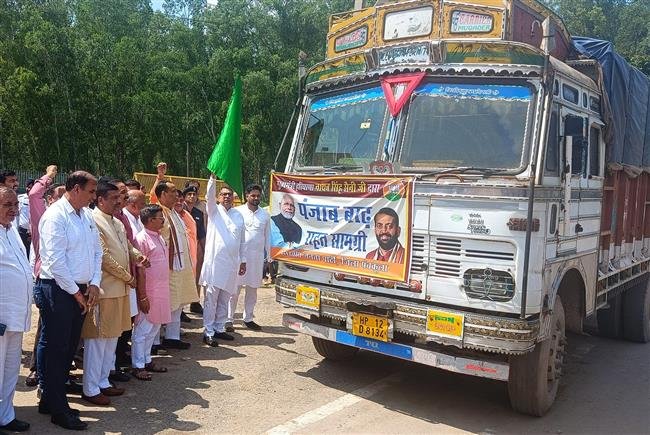 हरियाणा भाजपा के प्रदेश प्रभारी डॉ पुनिया एवं प्रदेश अध्यक्ष बड़ौली ने बाढ़ पीड़ितों को भेजी राहत सामग्री, पंचकूला से ट्रकों को किया रवाना