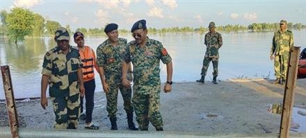 बीएसएफ के डीआईजी विजय कुमार ने किया बाढ़ प्रभावित क्षेत्रों का दौरा