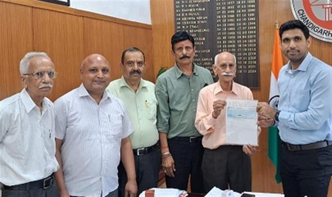 श्री सिद्ध बाबा बालक नाथ मंदिर सभा ने बाढ़ पीड़ितों की सहायतार्थ एक लाख रुपए प्रदान किए