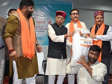 राज्यपाल ने डलहौजी में आपदा प्रभावित लोगों को वितरित की खाद्य एवं राहत सामग्री