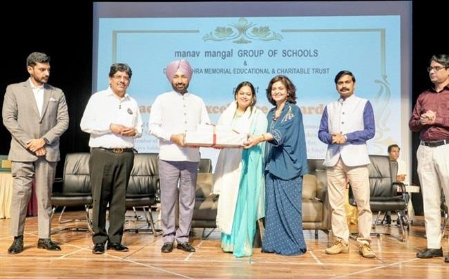 मणिका शर्मा टीचर्स एक्सीलेंस अवार्ड से सम्मानित