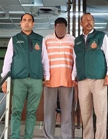 DELHI POLICE ARRESTED  CHEAT RAISED  MONEY FROM PUBLIC ON ACCOUNT OF HIGH RETURNS IN NAME OF INVESTMENT IN SHARE MARKET.