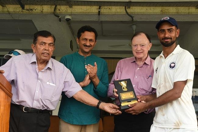 भारतीय रेलवे, जम्मू और कश्मीर क्रिकेट संघ और दिल्ली ब्लूज़ क्रिकेट टीमों ने अपने लीग मैच जीते