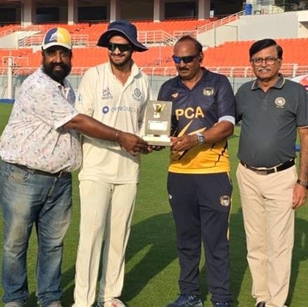 यूटी क्रिकेट एसोसिएशन के मनन वोहरा का दोहरा शतक