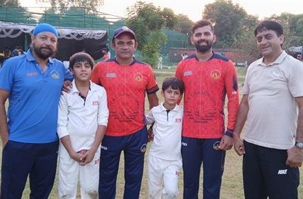 अभ्यास सत्र के दौरान क्रिकेट केे उभरते खिलाड़ी क्रिकेट के  चमकते  सितारों के साथ