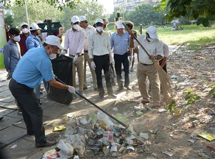 MINISTRY OF INFORMATION & BROADCASTING, GoI ORGANISES SHRAMDAAN UNDER ‘SWACHHATA HI SEVA’ CAMPAIGN