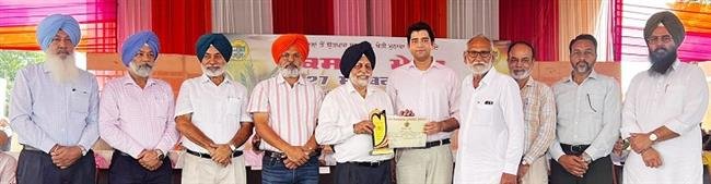 JAIVEER JAKHAR WINS FIRST PRIZE IN PAU SUGARCANE EXHIBITION