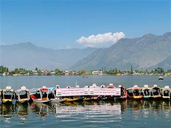 ARYANS GROUP ORGANIZES 8TH SHIKARA RACE TO CHEER FOR TEAM INDIA IN ASIA CUP FINAL AT DAL LAKE