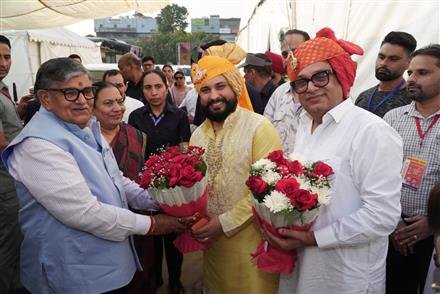 हमें खुल कर भगति और ज्ञान का दान करना चाहिए : इंद्रेश महाराज