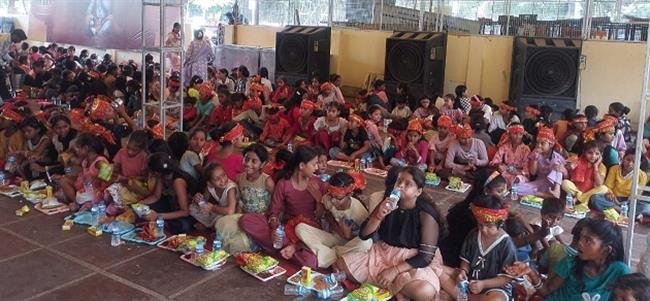 425 कंजकों का पूजन किया श्री साईं धाम में आयोजित कंजक पूजन में