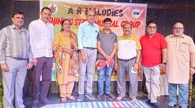 सुरमई संगीत में गायकों ने समां बांधा