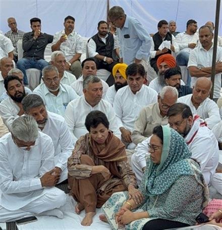 आईजी वाई पूरन कुमार के परिवार से मिली सांसद सैलजा, गहरी संवेदनाएं व्यक्त कीं  मुख्यमंत्री के शब्दों से काम चलने वाला नहीं, पीड़ित परिवार को न्याय दिलाना होगा: सैलजा