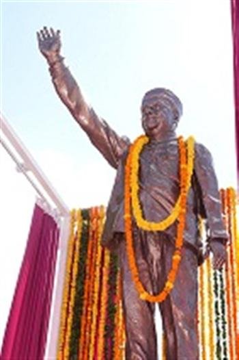 हिमाचल के साथ केंद्र सरकार का सौतेला व्यवहारः प्रियंका गांधी, सोनिया गांधी ने किया पूर्व मुख्यमंत्री वीरभद्र सिंह की प्रतिमा का अनावरण