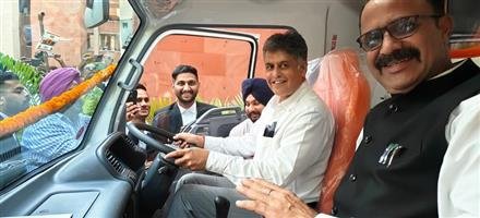 MP MANISH TEWARI DEDICATES AN AMBULANCE FROM HIS MPLAD FUNDS TO DISTRICT AND SESSIONS COURTS