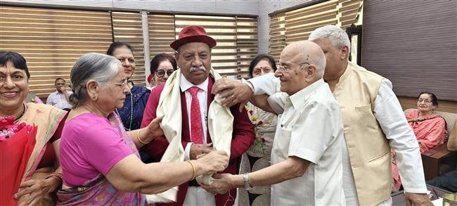 सीनियर सिटीजन वेलफेयर एसोसिएशन ने अक्तूबर महीने में जन्मे वरिष्ठ सदस्यों का जन्मदिन धूमधाम से मनाया
