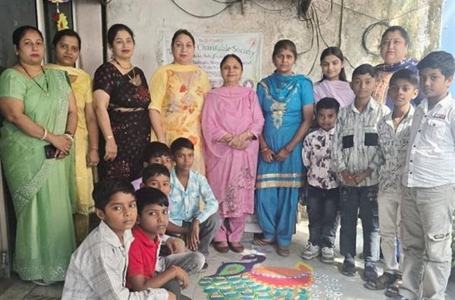 तथास्तु चैरिटेबल स्कूल ने मनाया दिवाली उत्सव