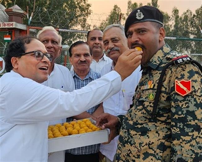 भारत पाक सरहद पर बीएसएफ संग मनाया दीपावली पर्व, मिठाई भेंट की
