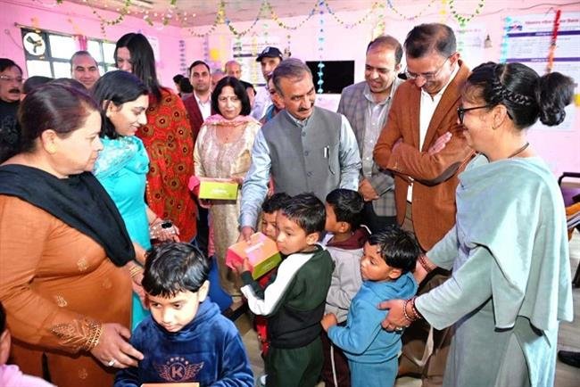 मुख्यमंत्री ने बालिका आश्रम और नारी सेवा सदन में मिठाई और उपहार बांटे, टूटीकंडी बाल आश्रम में बच्चों के साथ दीपोत्सव भी मनाया