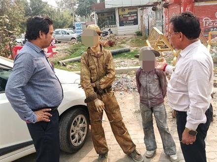 CHILDREN DRESSED AS CLOWNS BY APPLYING PAINT TO THEIR BODIES AT INTERSECTIONS COUNSELLED