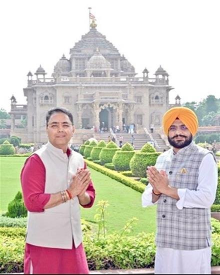 AMAN ARORA & SOND PAY OBEISANCE AT SWAMINARAYAN AKSHARDHAM IN GUJARAT