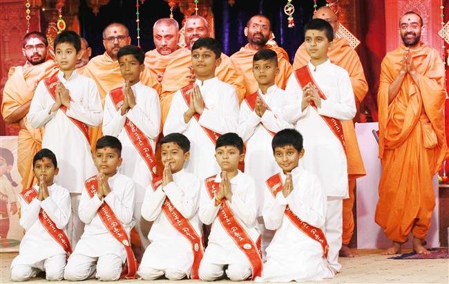 THOUSANDS OF CHILDREN FELICITATED FOR MEMORIZING THE SANSKRIT SCRIPTURE ‘SATSANG DIKSHA’.